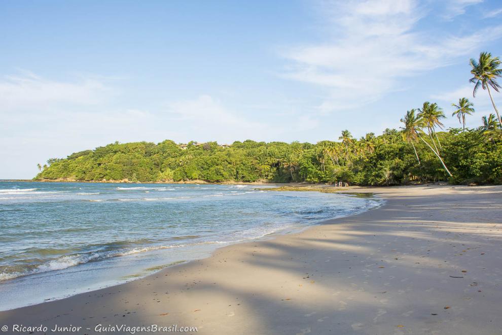 Imagem do canto da linda praia da Ilha de Boipeba.